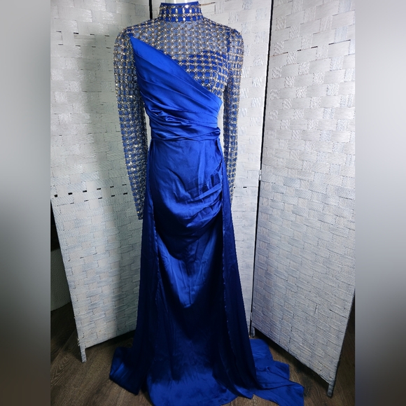 FAERIESTY Gown - Picture 1 of 10